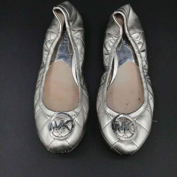 MICHAEL KORS MK Designer METALLIC SILVER LEATHER BALLET FLATS SILVER - SIZE 8M - Picture 1 of 7